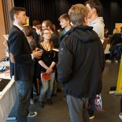 Kantischüler löchern die anwesenden Berufs- und Ausbildungsvertreter am Berufsinfomarkt 2016